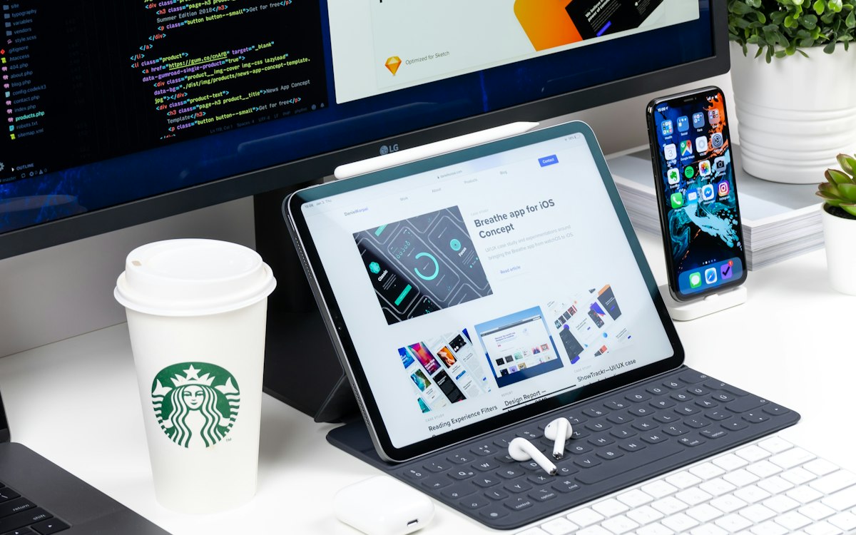 Kod ve web tasarımı gösteren çalışma masası — modern web platformuna geçiş