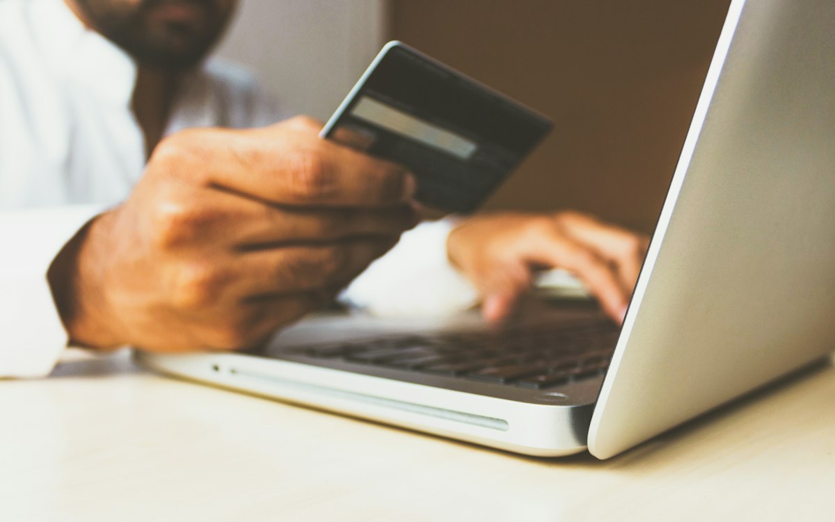 Dizüstü bilgisayarda kredi kartıyla online alışveriş — e-ticaret ve ödeme deneyimi