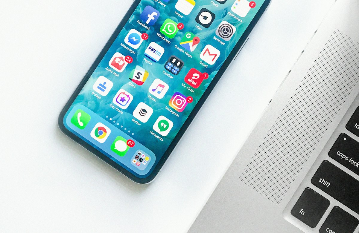 Telefonda mobil uygulama arayüzü ve dizüstü bilgisayar