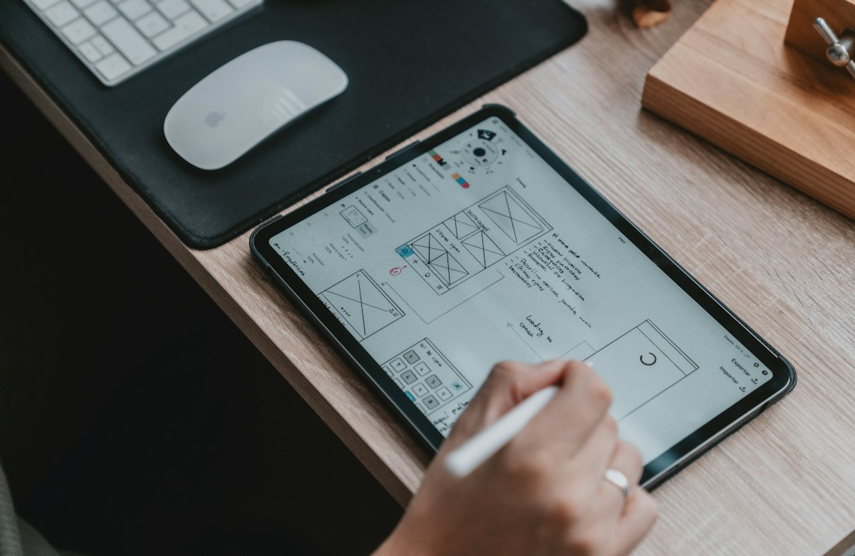 Tablette kalemle arayüz (wireframe) tasarımı — UI/UX