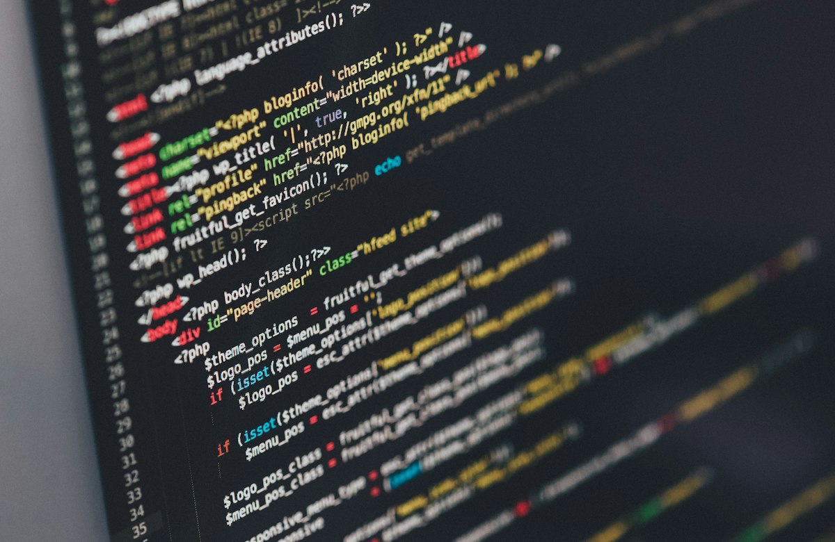Ekranda web yazılımı kodu — özel web yazılım geliştirme